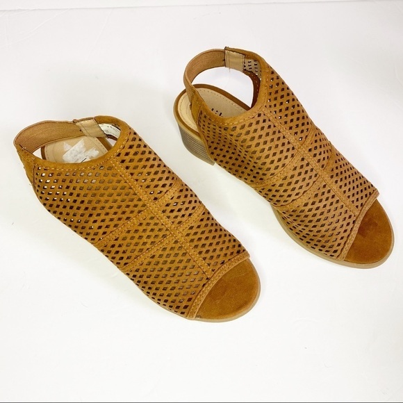 Diba Kubuli Tan Perforated Elastic Slingback Heeled Peeptoe Sandals - Picture 2 of 8